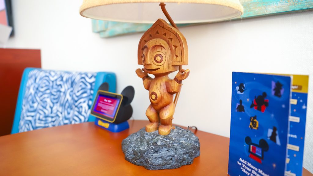 Polynesian studio statue table lamp